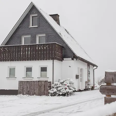 Treffpunkt Gruppenhaus Fuer 22 Personen Mit Grossem Aufenthaltsraum Und Kueche 펜션
